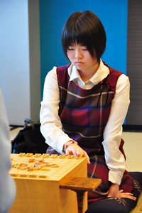 第1局対局開始、駒を並べる加藤女流王座