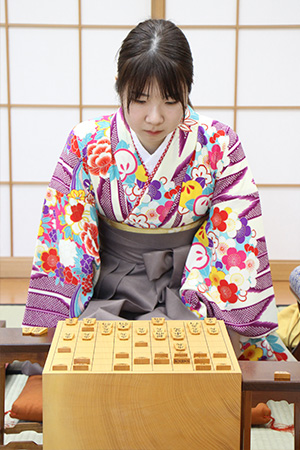 西山朋佳女流三冠